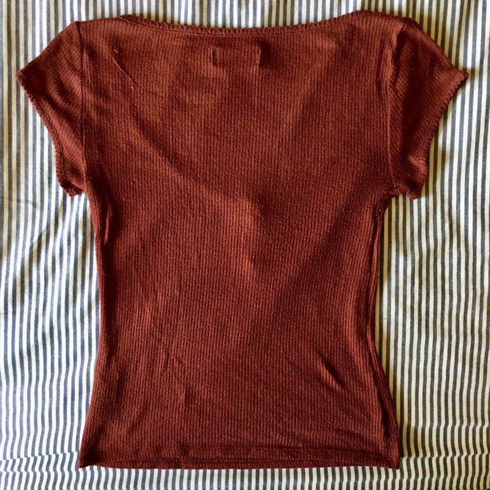 Red UO 3-Button Top - Picture 4 of 5